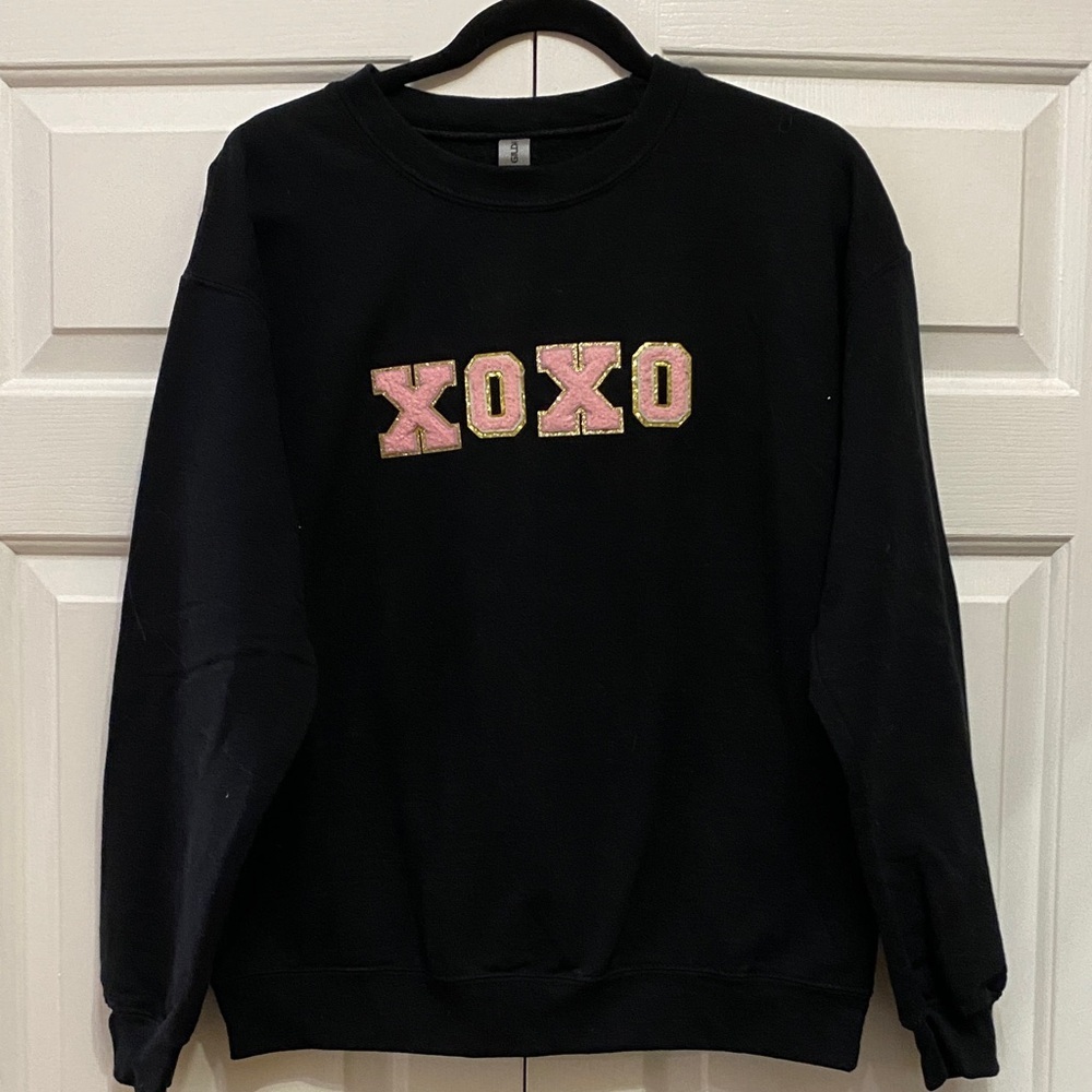 Gildan Black and Pink Crewneck Sweater